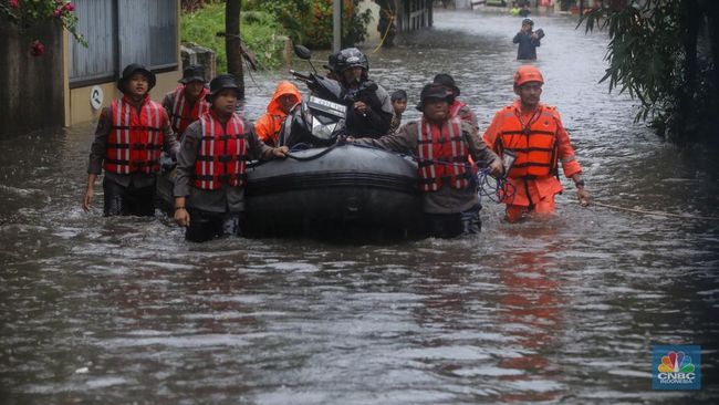 Hujan Lebat Tumpah 3 Jam, Sungai Meluap-Banjir Rendam Rumah Warga
