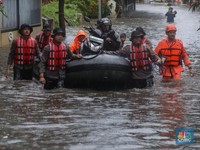 Hujan Lebat Tumpah 3 Jam, Sungai Meluap-Banjir Rendam Rumah Warga