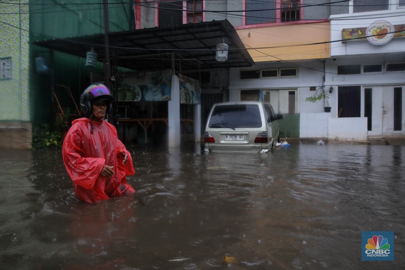 Banjir Rendam Perumahan Warga Perumahan Pondok Karya di Jakarya, Jakarta, Selasa (18/11/2025). (CNBC Indonesia/Faisal Rahman)
