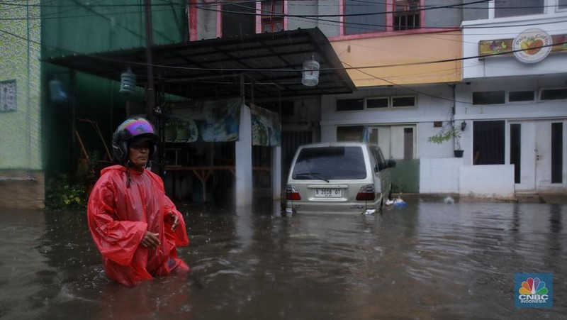 Banjir Rendam Perumahan Warga Perumahan Pondok Karya di Jakarya, Jakarta, Selasa (18/11/2025). (CNBC Indonesia/Faisal Rahman)