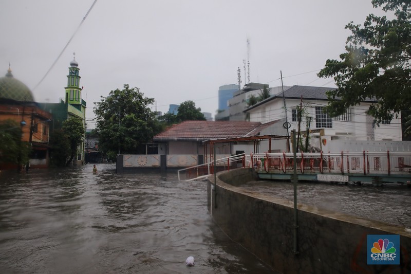 Banjir Rendam Perumahan Warga Perumahan Pondok Karya di Jakarya, Jakarta, Selasa (18/11/2025). (CNBC Indonesia/Faisal Rahman)