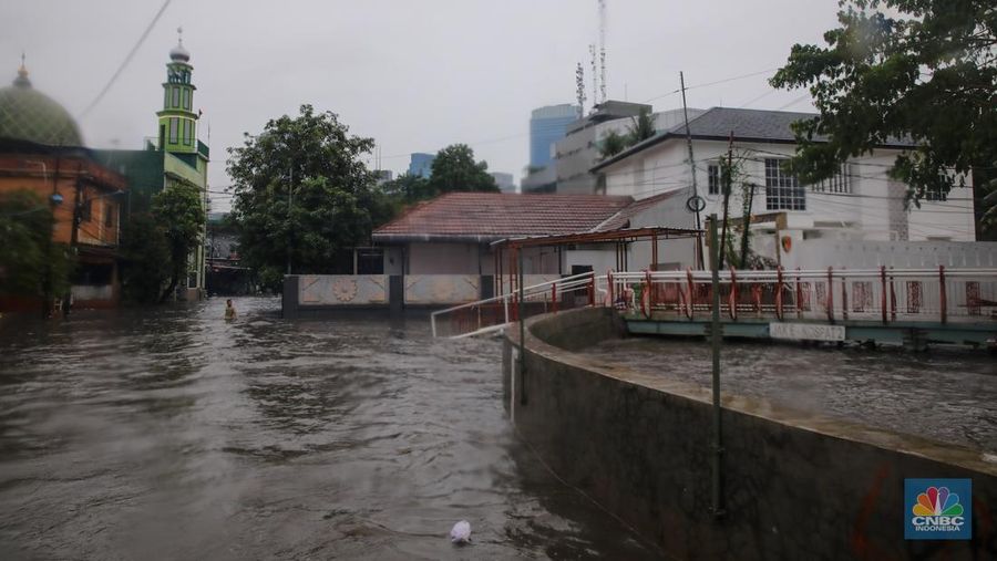 Banjir Rendam Perumahan Warga Perumahan Pondok Karya di Jakarya, Jakarta, Selasa (18/11/2025). (CNBC Indonesia/Faisal Rahman)