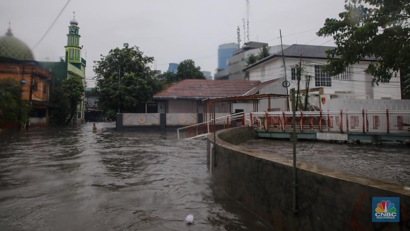 Banjir Rendam Perumahan Warga Perumahan Pondok Karya di Jakarya, Jakarta, Selasa (18/11/2025). (CNBC Indonesia/Faisal Rahman)