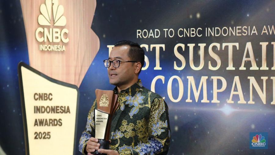 CEO VinFast Indonesia Kariyanto Hardjoseomarto menerima penghargaan Pioneering Brand in Green Transition & Sustainable Development dalam Road to CNBC Indonesia Awards 2025 dengan tema Best Sustainable Companies di Jakarta, Selasa (18/11/2025). (CNBC Indonesia/Tri Susilo)
