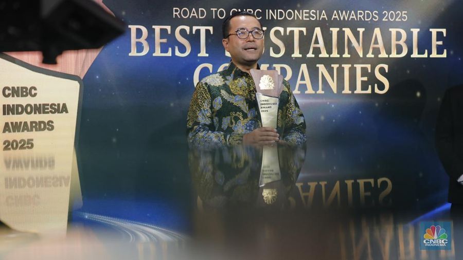 CEO VinFast Indonesia Kariyanto Hardjoseomarto menerima penghargaan Pioneering Brand in Green Transition & Sustainable Development dalam Road to CNBC Indonesia Awards 2025 dengan tema Best Sustainable Companies di Jakarta, Selasa (18/11/2025). (CNBC Indonesia/Tri Susilo)