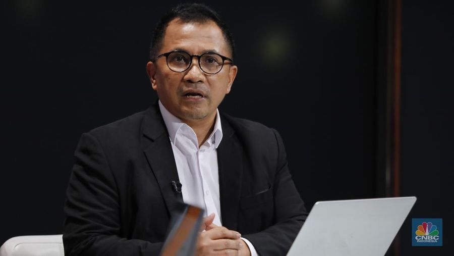 Deputi Bidang Pangan, Sumber Daya Alam, dan Lingkungan Hidup Kementerian PPN/Bappenas Leonardo A. A. Teguh Sambodo  menyampaikan paparan dalam Road to CNBC Indonesia Awards 2025 dengan tema Best Sustainable Companies di Jakarta, Selasa (18/11/2025). (CNBC Indonesia/Tri Susilo)