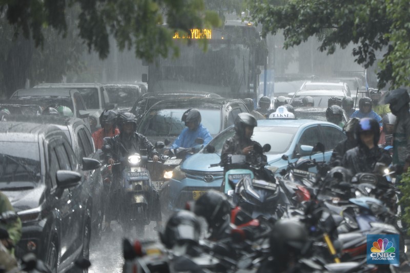 Hujan deras disertai angin kencang mengguyur kawasan Palmerah, Jakarta, Selasa (18/11/2025). (CNBC Indonesia/Tri Susilo)