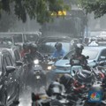 Penampakan Palmerah Macet Total Imbas Hujan Deras dan Angin Kencang