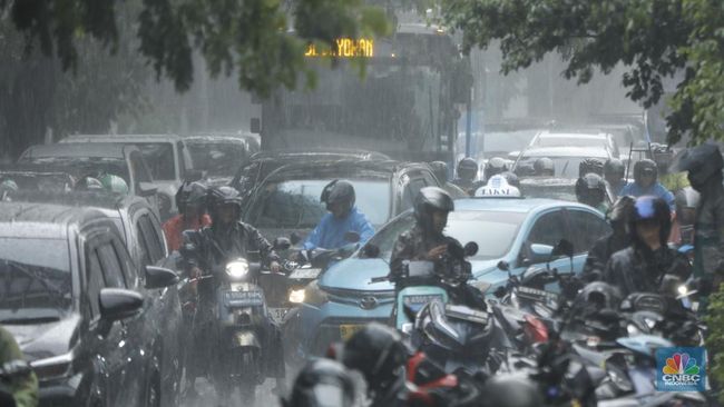 Penampakan Palmerah Macet Total Imbas Hujan Deras dan Angin Kencang