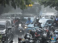Penampakan Palmerah Macet Total Imbas Hujan Deras dan Angin Kencang