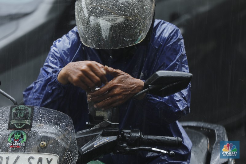 Hujan deras disertai angin kencang mengguyur kawasan Palmerah, Jakarta, Selasa (18/11/2025). (CNBC Indonesia/Tri Susilo)