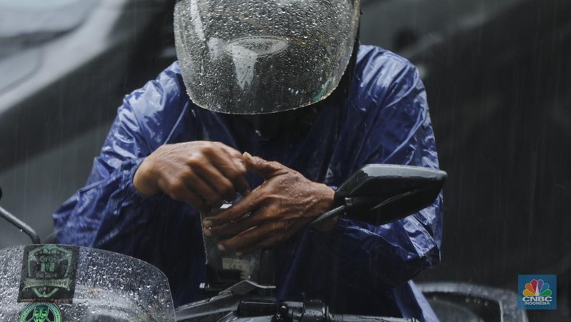 Hujan deras disertai angin kencang mengguyur kawasan Palmerah, Jakarta, Selasa (18/11/2025). (CNBC Indonesia/Tri Susilo)