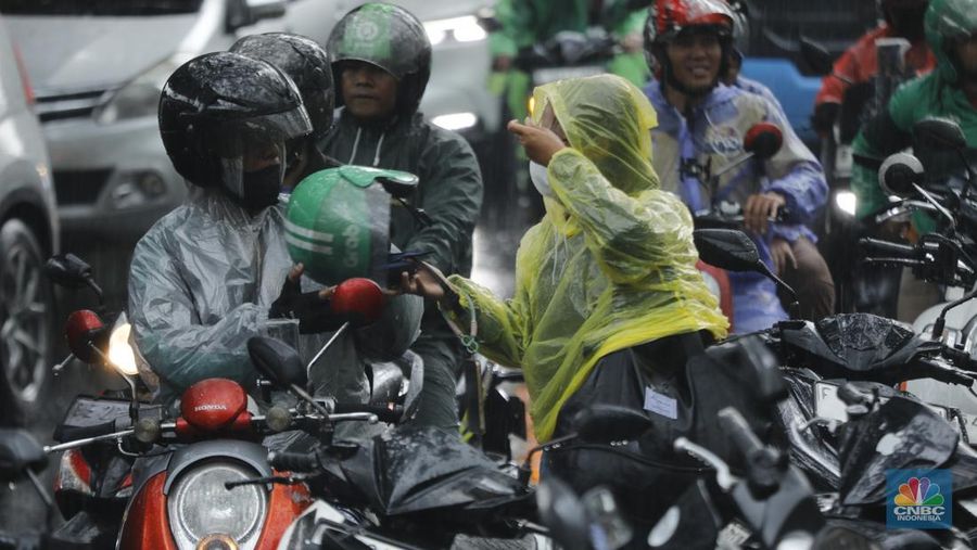 Hujan deras disertai angin kencang mengguyur kawasan Palmerah, Jakarta, Selasa (18/11/2025). (CNBC Indonesia/Tri Susilo)