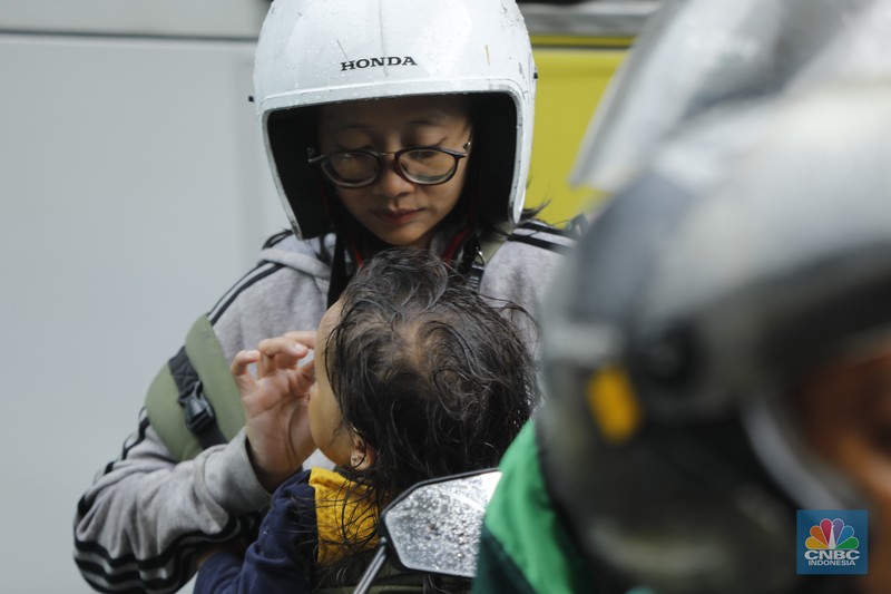 Hujan deras disertai angin kencang mengguyur kawasan Palmerah, Jakarta, Selasa (18/11/2025). (CNBC Indonesia/Tri Susilo)