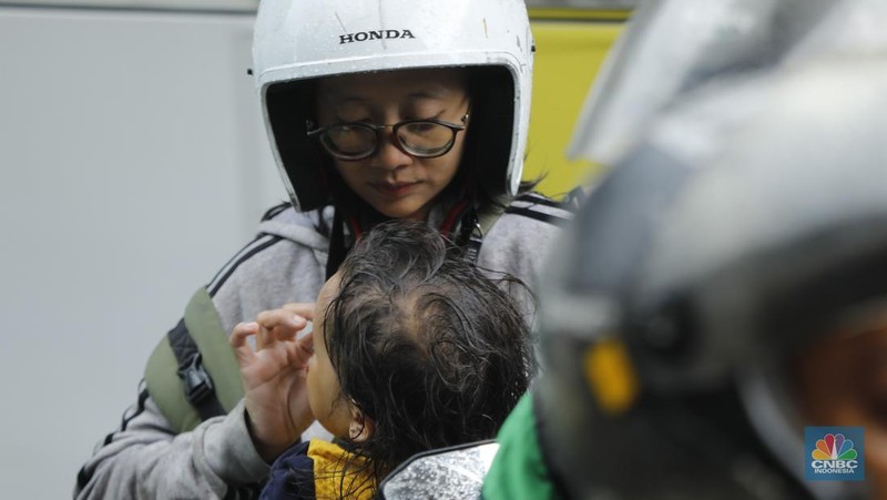 Hujan deras disertai angin kencang mengguyur kawasan Palmerah, Jakarta, Selasa (18/11/2025). (CNBC Indonesia/Tri Susilo)