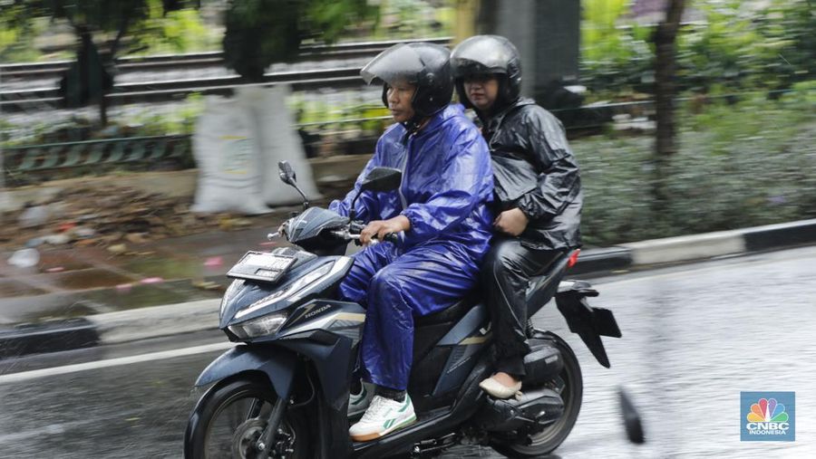 Hujan deras disertai angin kencang mengguyur kawasan Palmerah, Jakarta, Selasa (18/11/2025). (CNBC Indonesia/Tri Susilo)