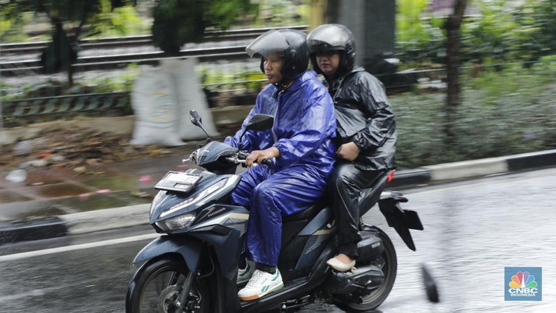 Hujan deras disertai angin kencang mengguyur kawasan Palmerah, Jakarta, Selasa (18/11/2025). (CNBC Indonesia/Tri Susilo)