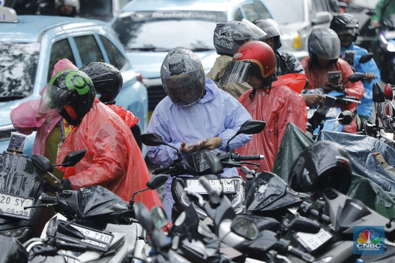 Hujan deras disertai angin kencang mengguyur kawasan Palmerah, Jakarta, Selasa (18/11/2025). (CNBC Indonesia/Tri Susilo)