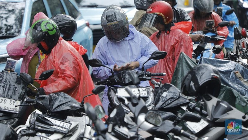 Hujan deras disertai angin kencang mengguyur kawasan Palmerah, Jakarta, Selasa (18/11/2025). (CNBC Indonesia/Tri Susilo)