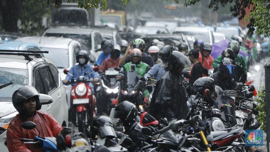 Hujan deras disertai angin kencang mengguyur kawasan Palmerah, Jakarta, Selasa (18/11/2025). (CNBC Indonesia/Tri Susilo)