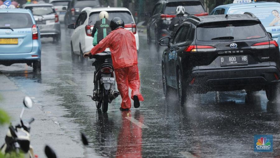 Hujan deras disertai angin kencang mengguyur kawasan Palmerah, Jakarta, Selasa (18/11/2025). (CNBC Indonesia/Tri Susilo)