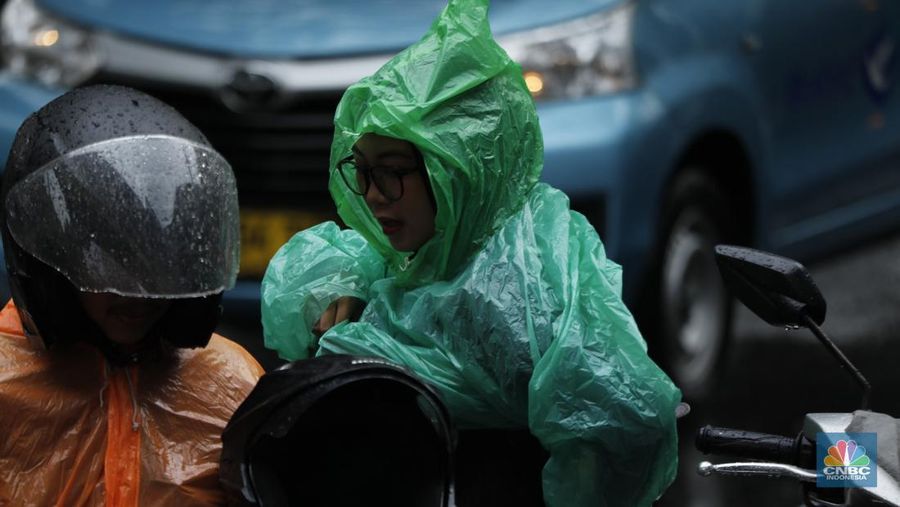 Hujan deras disertai angin kencang mengguyur kawasan Palmerah, Jakarta, Selasa (18/11/2025). (CNBC Indonesia/Tri Susilo)