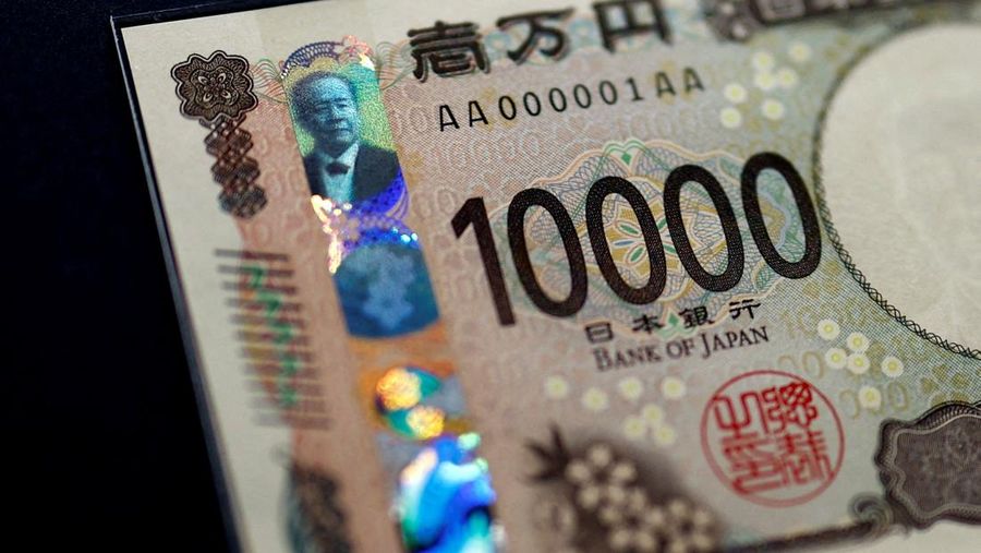 FOTO FILE: Hologram, yang menampilkan gambar dan warna berbeda tergantung sudut pandang, terlihat pada uang kertas baru 10.000 yen Jepang saat uang kertas baru tersebut dipajang di museum mata uang Bank Jepang, pada hari uang kertas baru 10.000 yen, 5.000 yen, dan 1.000 yen mulai beredar, di Tokyo, Jepang, 3 Juli 2024. REUTERS/Issei Kato/Pool/Foto File