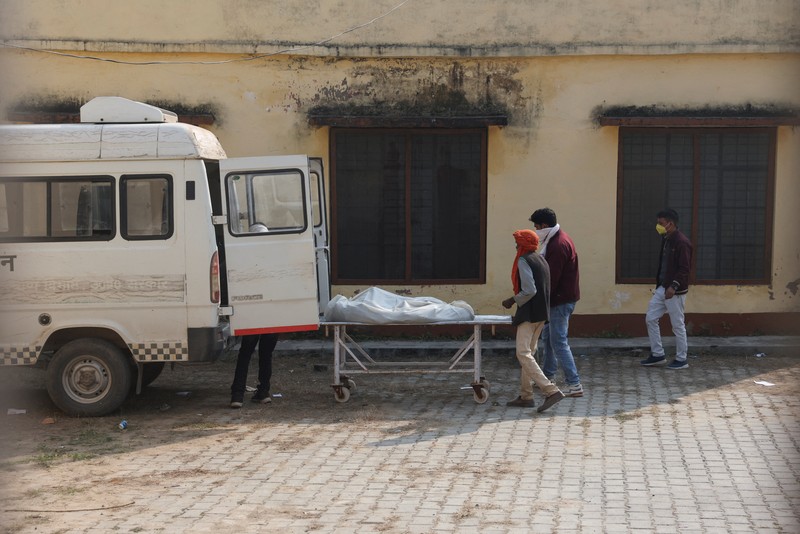 Anggota Pasukan Tanggap Bencana Nasional (NDRF) melakukan operasi penyelamatan di lokasi, setelah sebagian tambang batu runtuh selama aktivitas peledakan di dekat area pertambangan Billi Markundi di distrik Sonbhadra, Uttar Pradesh, India, 16 November 2025. (NDRF/Handout via REUTERS)
