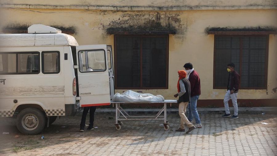 Anggota Pasukan Tanggap Bencana Nasional (NDRF) melakukan operasi penyelamatan di lokasi, setelah sebagian tambang batu runtuh selama aktivitas peledakan di dekat area pertambangan Billi Markundi di distrik Sonbhadra, Uttar Pradesh, India, 16 November 2025. (NDRF/Handout via REUTERS)