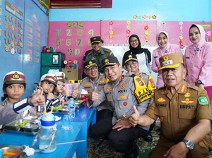 Kapolda Riau Pantau Distribusi Perdana MBG di TK Kemala Bhayangkari Meranti