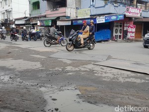 Video: Simpang Jalan Tempuling-Tuasan di Medan Rusak Parah Bikin Bahaya
