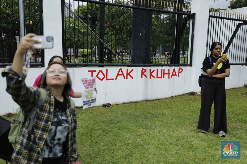 Mahasiswa Universitas Indonesia memblokir jalan di depan Gerbang Pancasila, Kompleks DPR, Selasa (18/11/2025). (CNBC Indonesia/Tri Susilo)