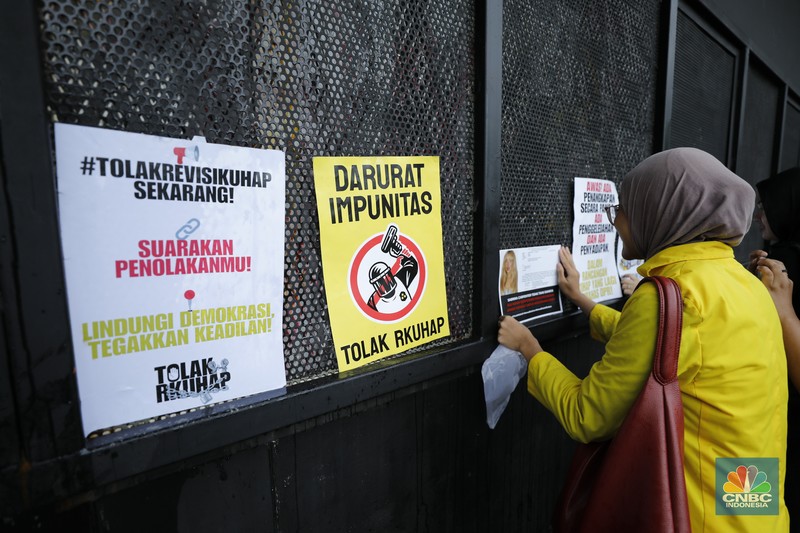 Mahasiswa Universitas Indonesia memblokir jalan di depan Gerbang Pancasila, Kompleks DPR, Selasa (18/11/2025). (CNBC Indonesia/Tri Susilo)