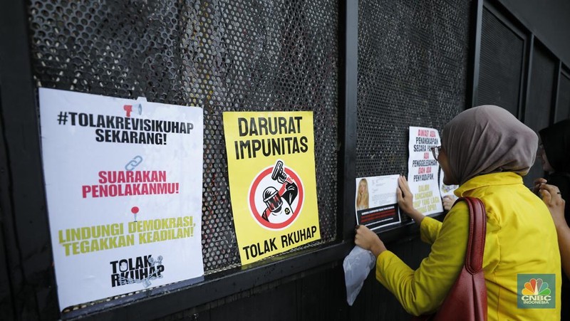 Mahasiswa Universitas Indonesia memblokir jalan di depan Gerbang Pancasila, Kompleks DPR, Selasa (18/11/2025). (CNBC Indonesia/Tri Susilo)