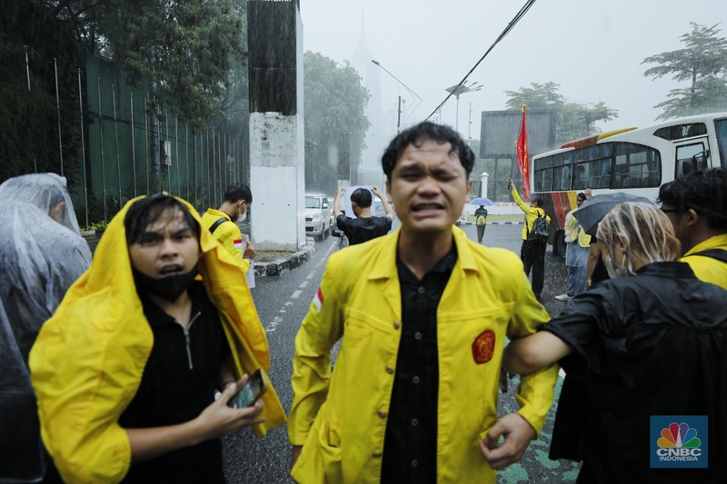 Mahasiswa Universitas Indonesia memblokir jalan di depan Gerbang Pancasila, Kompleks DPR, Selasa (18/11/2025). (CNBC Indonesia/Tri Susilo)