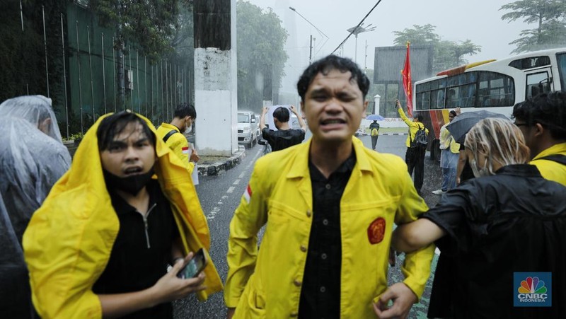 Mahasiswa Universitas Indonesia memblokir jalan di depan Gerbang Pancasila, Kompleks DPR, Selasa (18/11/2025). (CNBC Indonesia/Tri Susilo)