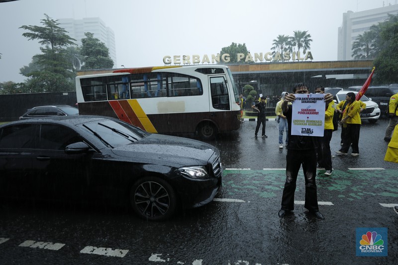 Mahasiswa Universitas Indonesia memblokir jalan di depan Gerbang Pancasila, Kompleks DPR, Selasa (18/11/2025). (CNBC Indonesia/Tri Susilo)