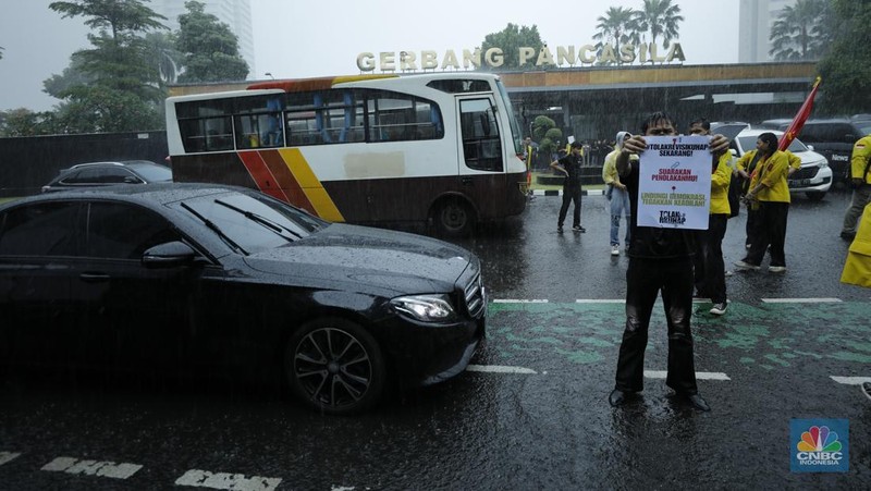 Mahasiswa Universitas Indonesia memblokir jalan di depan Gerbang Pancasila, Kompleks DPR, Selasa (18/11/2025). (CNBC Indonesia/Tri Susilo)