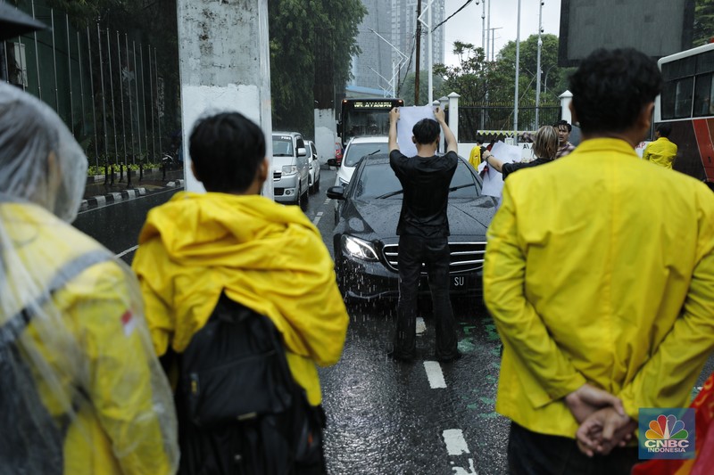 Mahasiswa Universitas Indonesia memblokir jalan di depan Gerbang Pancasila, Kompleks DPR, Selasa (18/11/2025). (CNBC Indonesia/Tri Susilo)