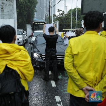 Mahasiswa Tiba-Tiba Demo Blokade Jalan Depan DPR RI