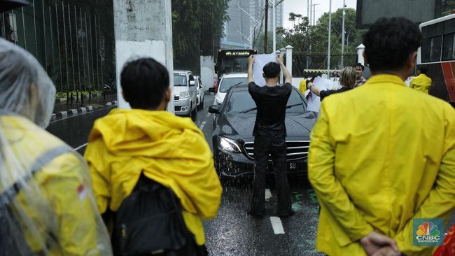 Mahasiswa Tiba-Tiba Demo Blokade Jalan Depan DPR RI