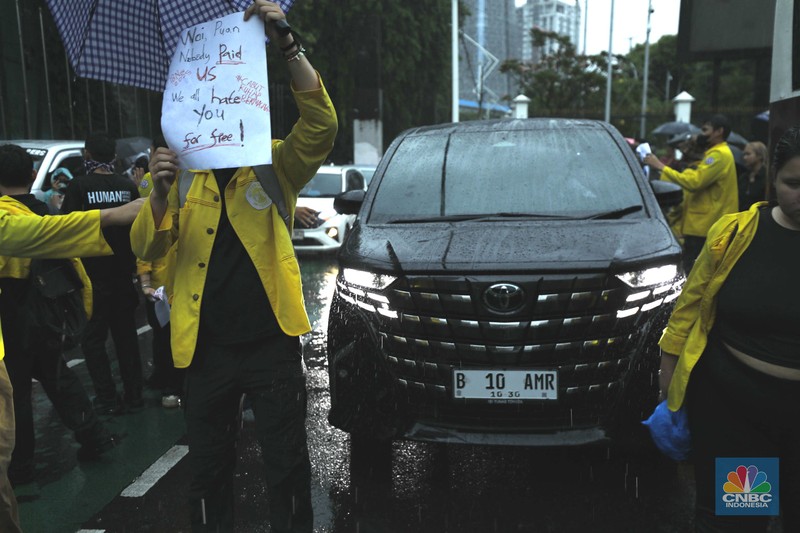 Mahasiswa Universitas Indonesia memblokir jalan di depan Gerbang Pancasila, Kompleks DPR, Selasa (18/11/2025). (CNBC Indonesia/Tri Susilo)