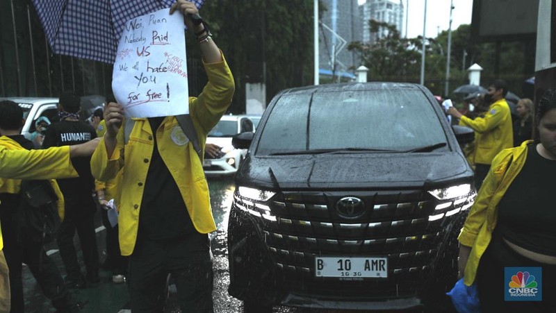Mahasiswa Universitas Indonesia memblokir jalan di depan Gerbang Pancasila, Kompleks DPR, Selasa (18/11/2025). (CNBC Indonesia/Tri Susilo)