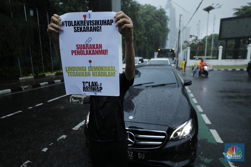 Mahasiswa Universitas Indonesia memblokir jalan di depan Gerbang Pancasila, Kompleks DPR, Selasa (18/11/2025). (CNBC Indonesia/Tri Susilo)