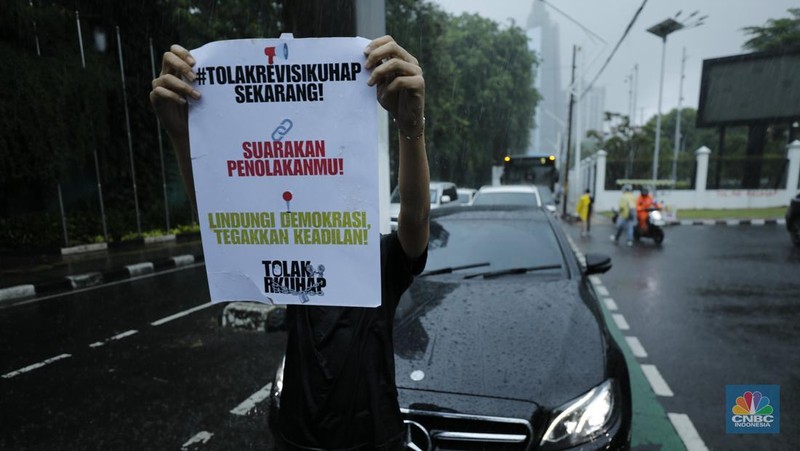 Mahasiswa Universitas Indonesia memblokir jalan di depan Gerbang Pancasila, Kompleks DPR, Selasa (18/11/2025). (CNBC Indonesia/Tri Susilo)