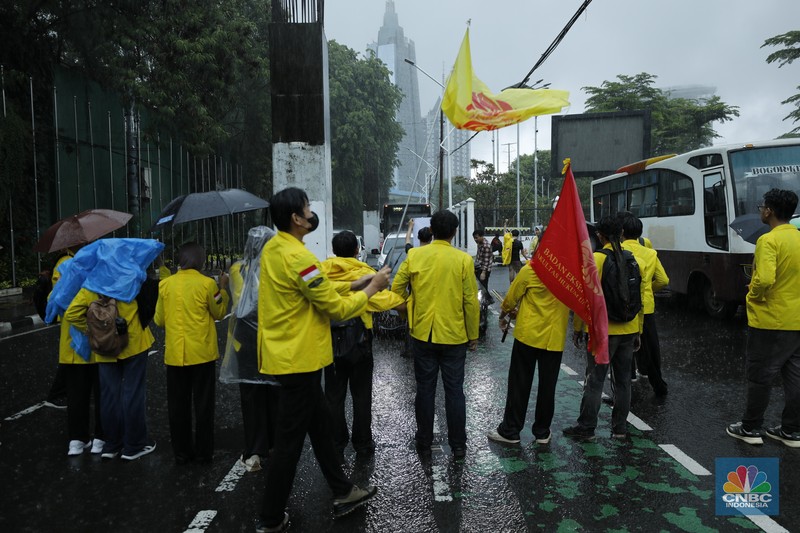 Mahasiswa Universitas Indonesia memblokir jalan di depan Gerbang Pancasila, Kompleks DPR, Selasa (18/11/2025). (CNBC Indonesia/Tri Susilo)