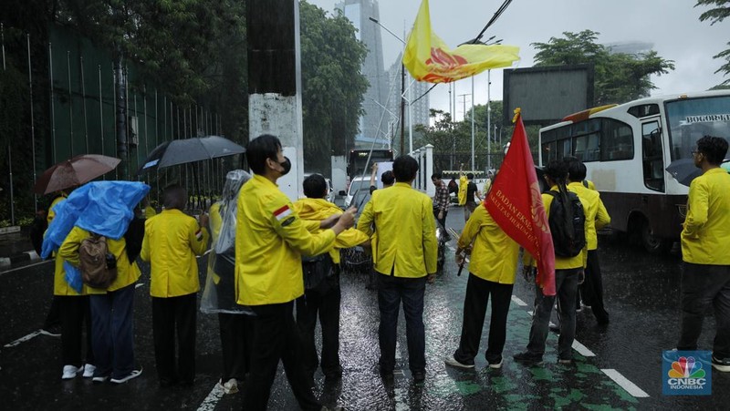 Mahasiswa Universitas Indonesia memblokir jalan di depan Gerbang Pancasila, Kompleks DPR, Selasa (18/11/2025). (CNBC Indonesia/Tri Susilo)