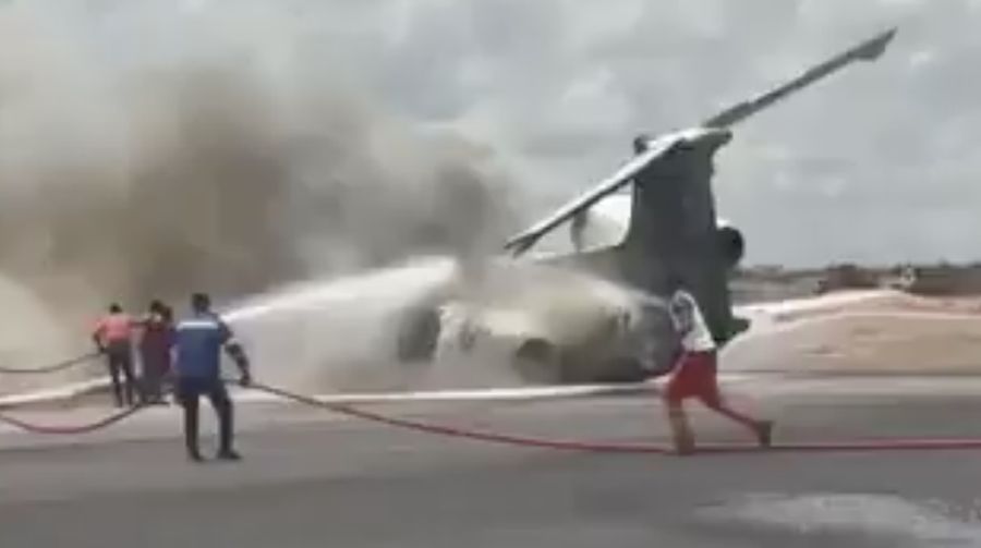 Sebuah video merekam detik-detik penumpang dan Menteri Pertambangan Kongo, Louis Watum Kabamba berserta delegasinya menyelamatkan diri usai pesawat yang mereka tumpangi keluar landasan dan terbakar saat mendarat di Kolwezi, Republik Demokratik Kongo. (Tangkapan Layar Video X/@aviationbrk)