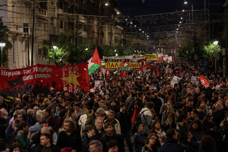 Para pengunjuk rasa berbaris selama demonstrasi yang menandai peringatan 52 tahun pemberontakan mahasiswa tahun 1973 terhadap junta militer yang memerintah negara saat itu, di Athena, Yunani, 17 November 2025. (REUTERS/Stelios Misinas)