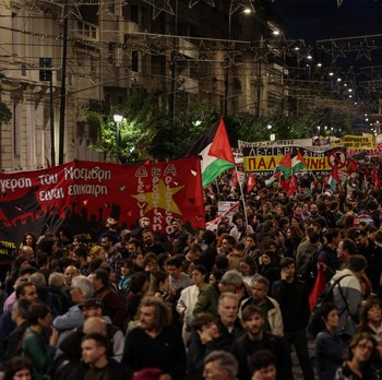Potret Ribuan Warga Negeri Dewa-dewi Teriak soal 